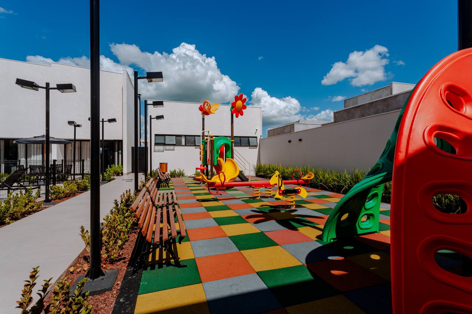 Playground com escorregador e piso emborrachado colorido
