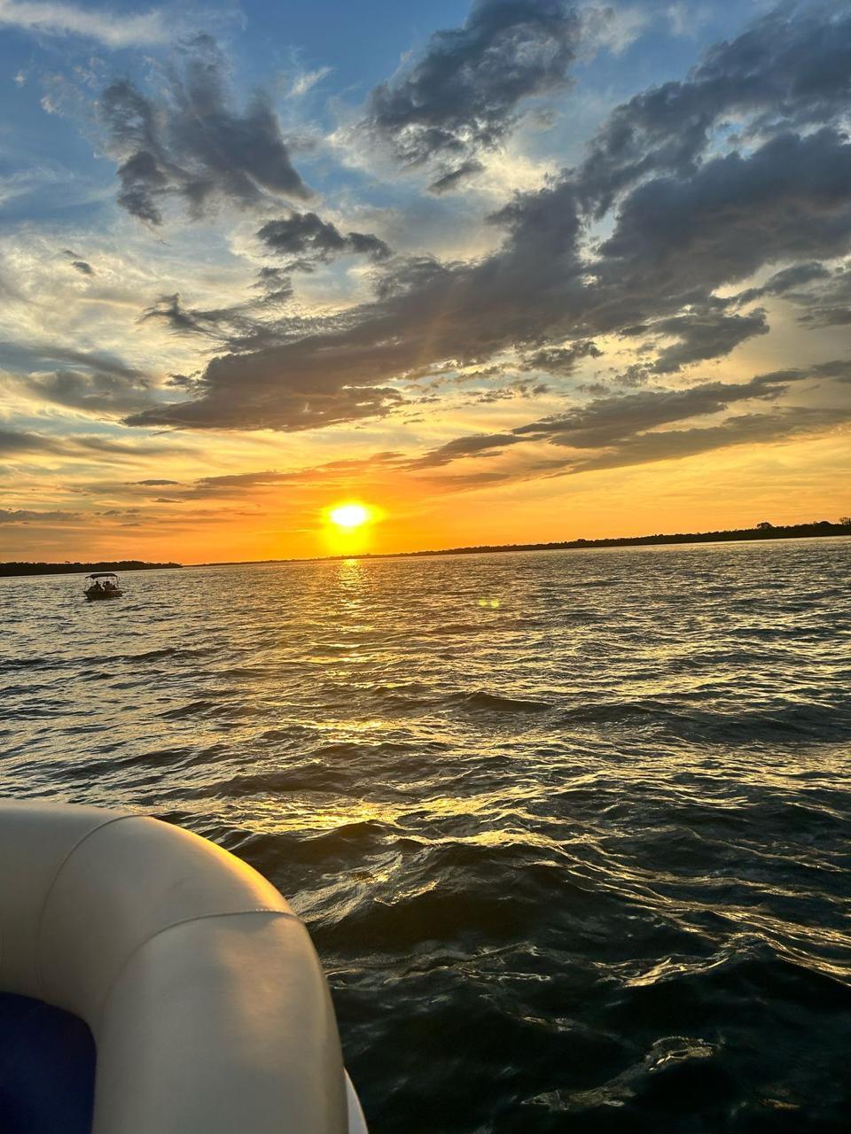Pôr do sol no Rio Paraná visto de dentro de um barco