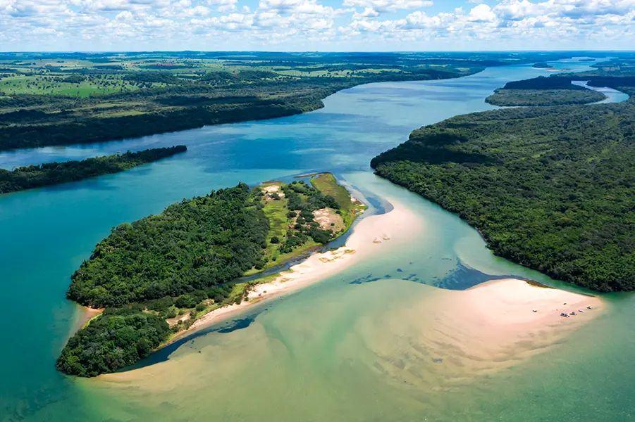 Vista aérea das ilhas e dos bancos de areia no Rio Paraná